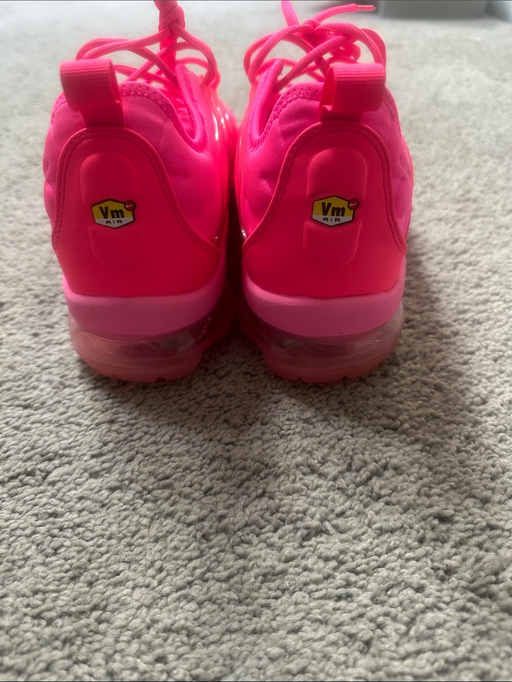 Nike Women's Vapormax Plus Hyperpink Neon Pink Sneakers - Vibrant Hot Pink - Picture 4 of 10